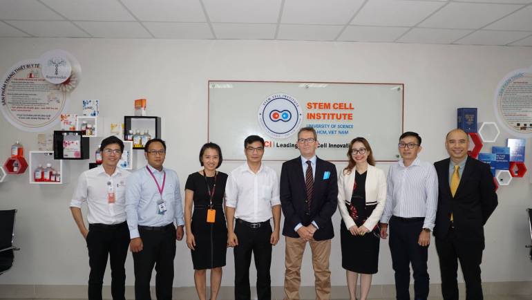 Viện Tế bào gốc trao đổi hợp tác về công nghệ sản xuất thuốc tế bào gốc Modulatist với Viện Y Khoa Hồng Anh và GS Brendon Noble (Đại học Westminster)