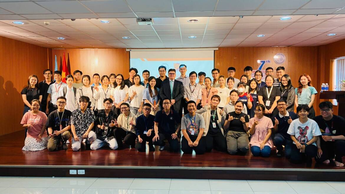 GS. Stephen Dalton, Trường Đại học Trung văn Hồng Kông chia sẻ học thuật tại Viện Tế bào gốc